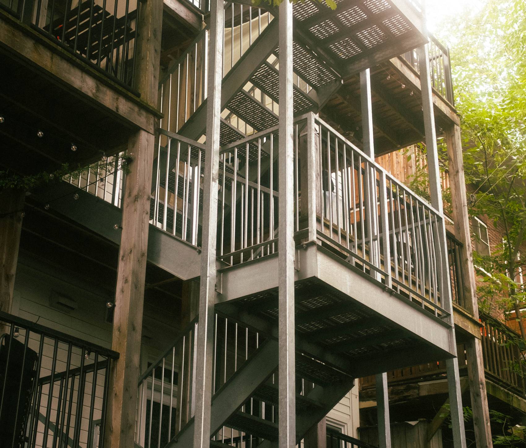 Escalier d'acier galvanisé dans une cour intérieure, rue Saint-Jean